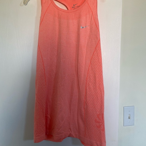 Nike workout tank! - Picture 2 of 3